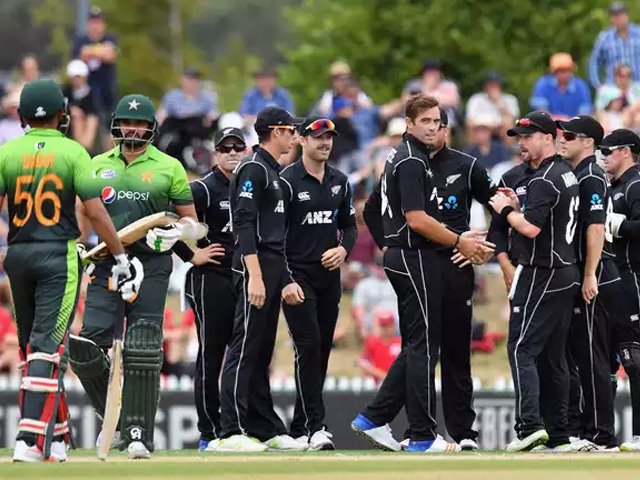 Tim Southee of New Zealand (C) is congratulated by team mates after dismissing Azhar Ali of Pakistan during the second match in the One Day International series between New Zealand and Pakistan at Saxton Field on January 9, 2018 in Nelson, New Zealand. PHOTO: GETTY