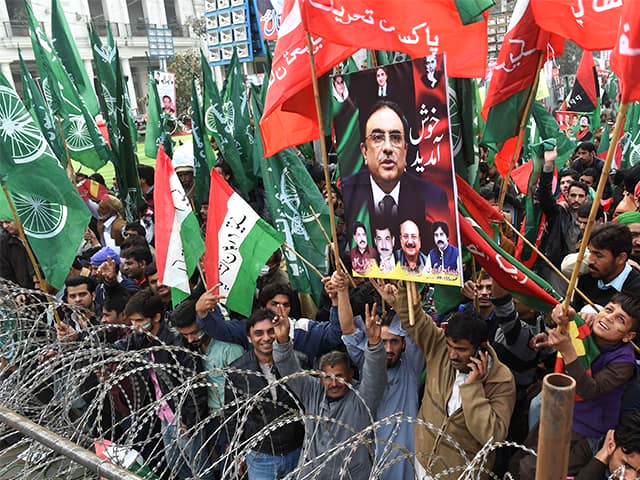 Supporters of Pakistan Awami Tehreek (PAT), Pakistan Peoples Party (PPP) and Pakistan Tehreek-e-Insaf (PTI) carry their party flags during an anti-government protest rally in Lahore on January 17, 2018. PHOTO: AFP