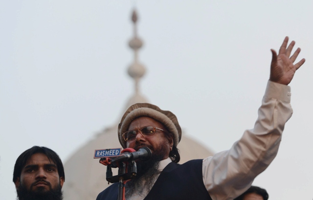 Hafiz Mohammad Saeed, head of banned Pakistan charity organisation Jamaat-ud-Dawa (JuD), addresses an anti-US rally in Lahore on December 1, 2013. AFP PHOTO/Arif ALI