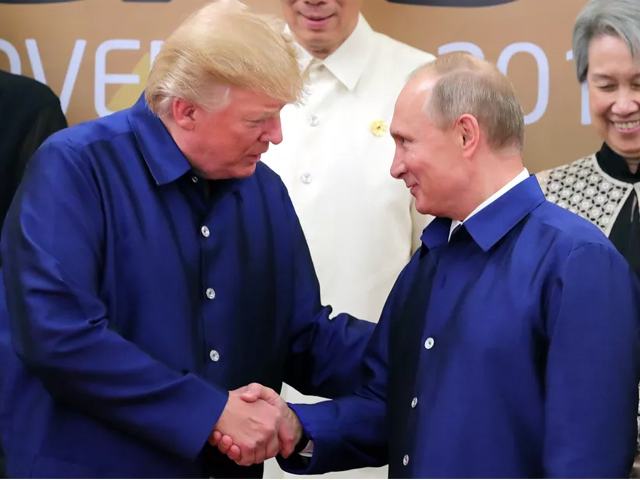 Donald Trump shakes hands with Russia’s President Vladimir Putin as they pose for a group photo ahead of the Asia-Pacific Economic Cooperation Summit in Da Nang, Vietnam on Nov. 10, 2017. PHOTO: GETTY