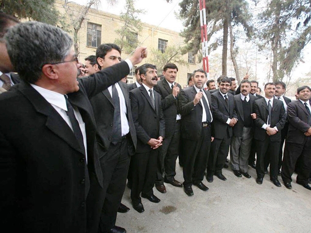 Hundreds of lawyers and Jakhrani tribesmen gathered outside the hospital and shouted slogans against the police. PHOTO: ONLINE/FILE