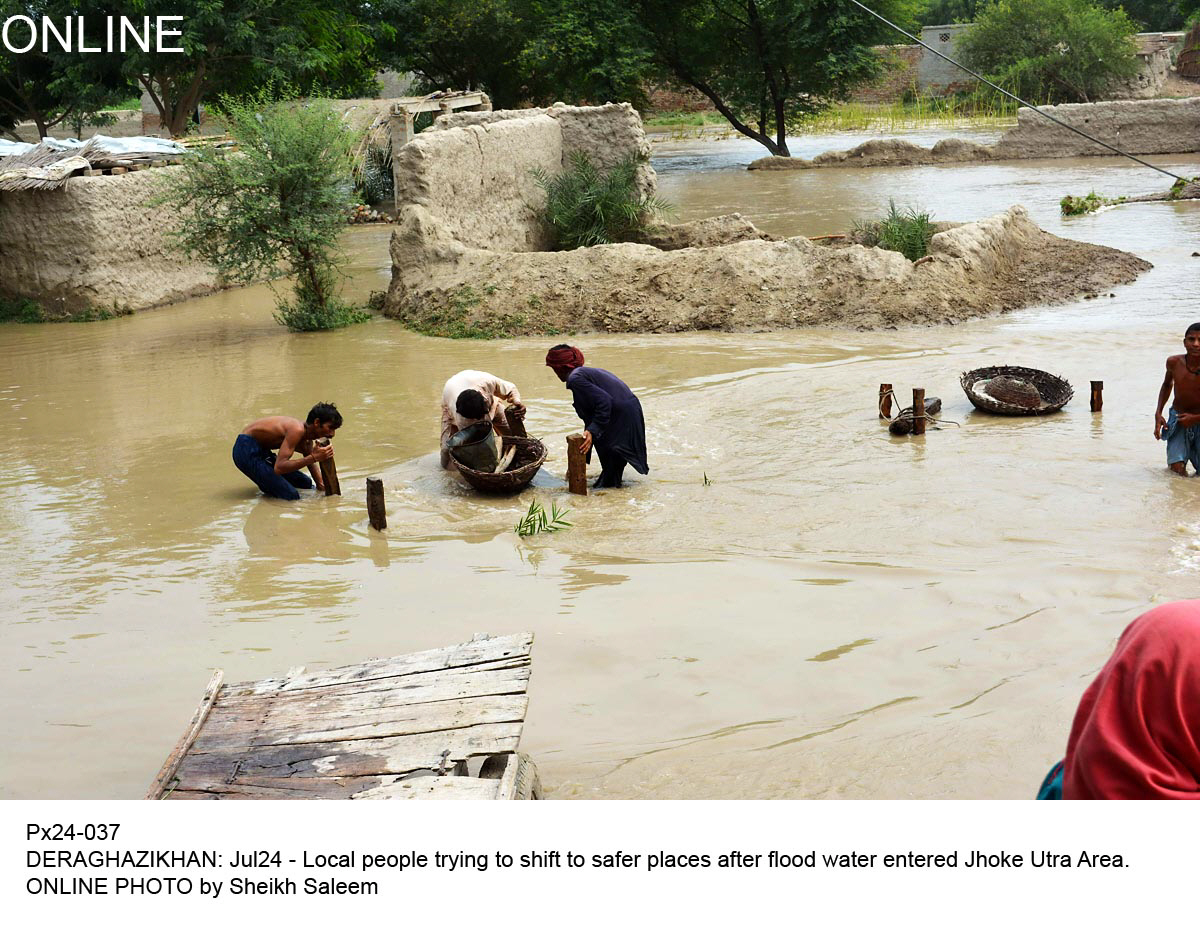 Pakistan Fisherfolk Forum uses theatre to educate villagers adapt to the effects of extreme weather and flooding. PHOTO: ONLINE