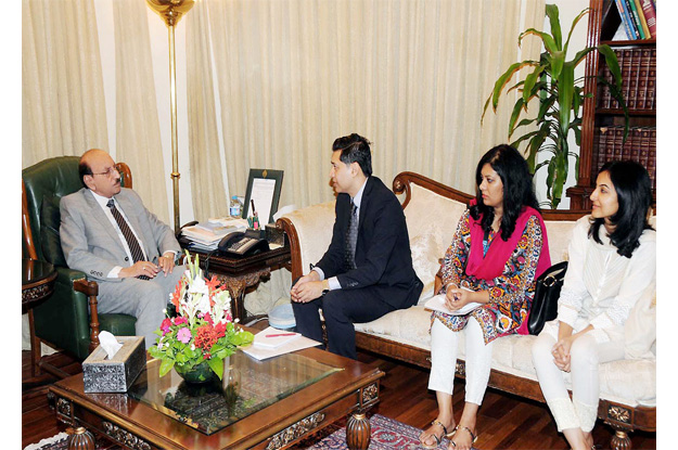 Sindh Chief Minister Qaim Ali Shah holding meeting with UN-WOMEN delegation. PHOTO: NNI