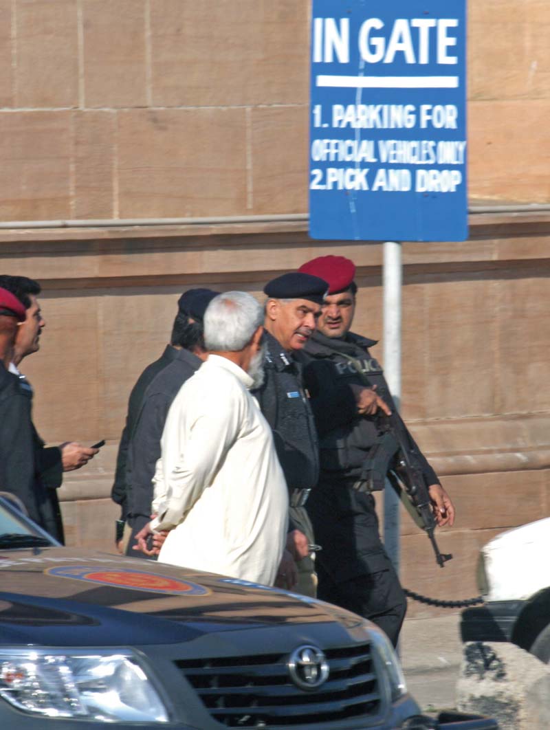 Senior police officials head to the SHC for hearing on the contempt proceedings initiated against them. PHOTO: ATHAR KHAN/EXPRESS